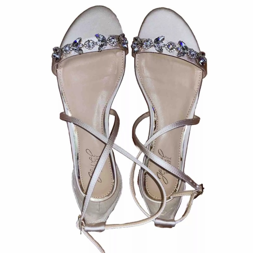 Women’s Badgley Mischka Champagne Jeweled Sandals Size 9-Pre-Owned.
